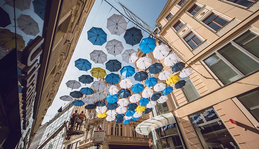 Centrum Brna potřetí zahalily deštníky. Instalace oslavuje mistrovský double Komety a zároveň pomáhá