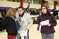 Veronika Šťastná předává pamětní listy vedoucím jednotlivých skupin. | autor: Michal Eger